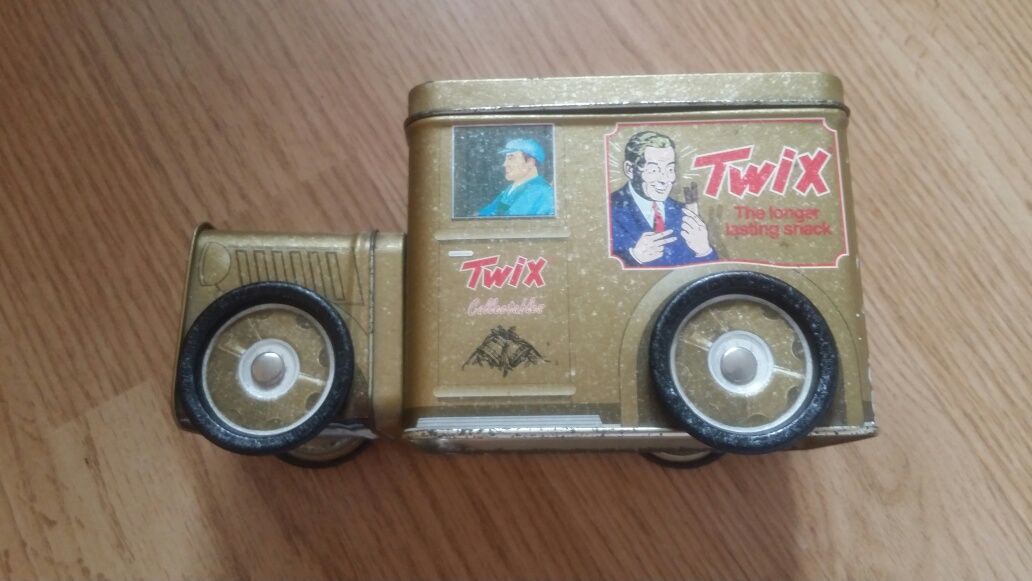 Masinuta retro in forma de cutie au fost bomboane twix,pret50leifix.