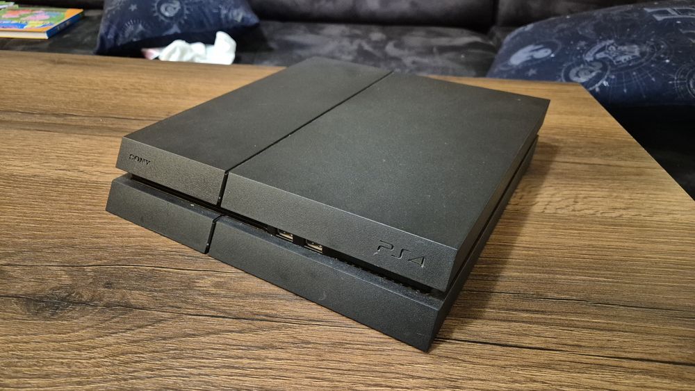 Playstation 4 1TB конзола с два dualshock 4 контролера