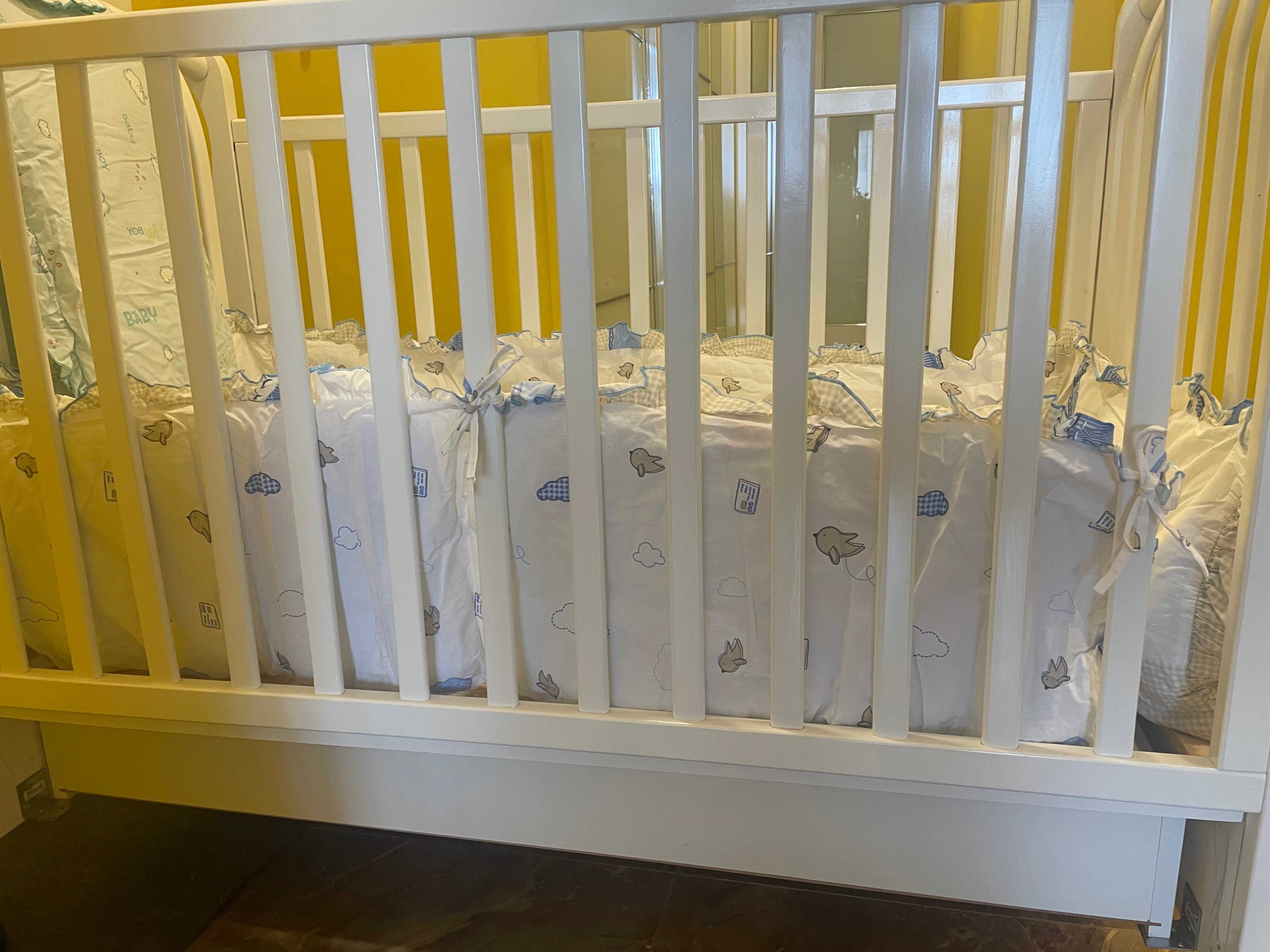 Детско дървено легло + обиколници, олекотени завивки и бебешка везна