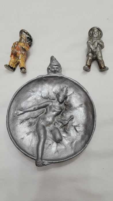 Statuete si scrumiera