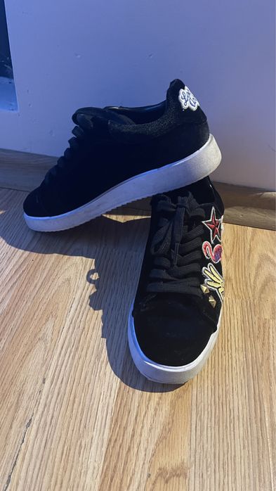 Черни велурени кецове