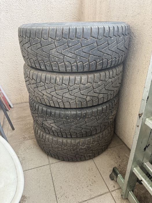 Зимние шипованые шины 215/60/17