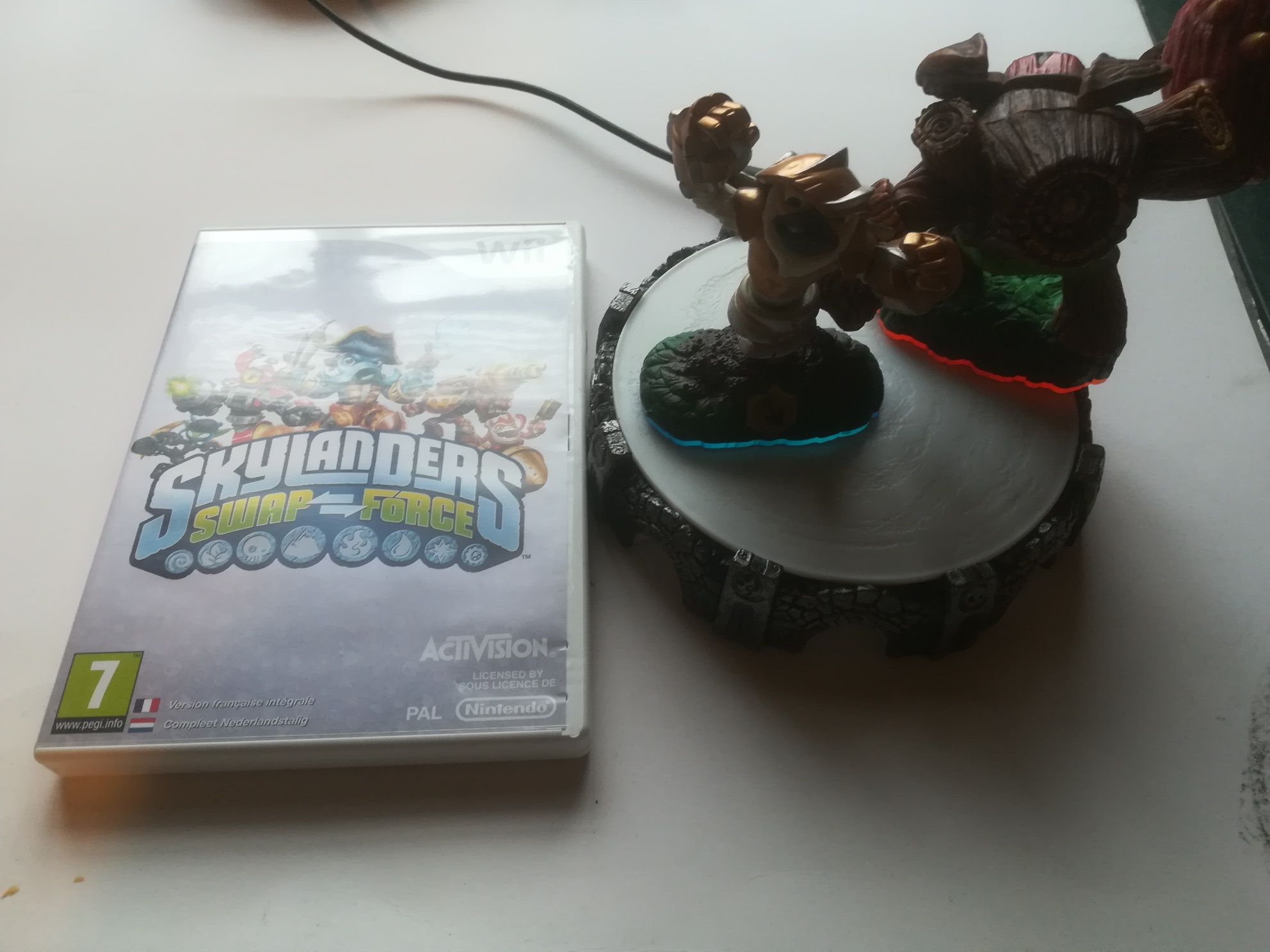 Joc skylanders cu cd cu suport si figurine