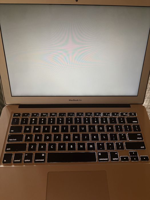 Продавам MacBook Air 13