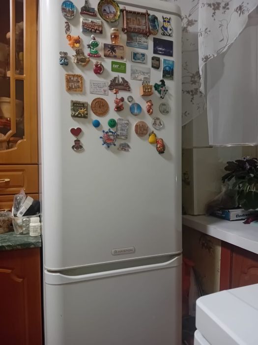 Продам холодильник Ariston б/у