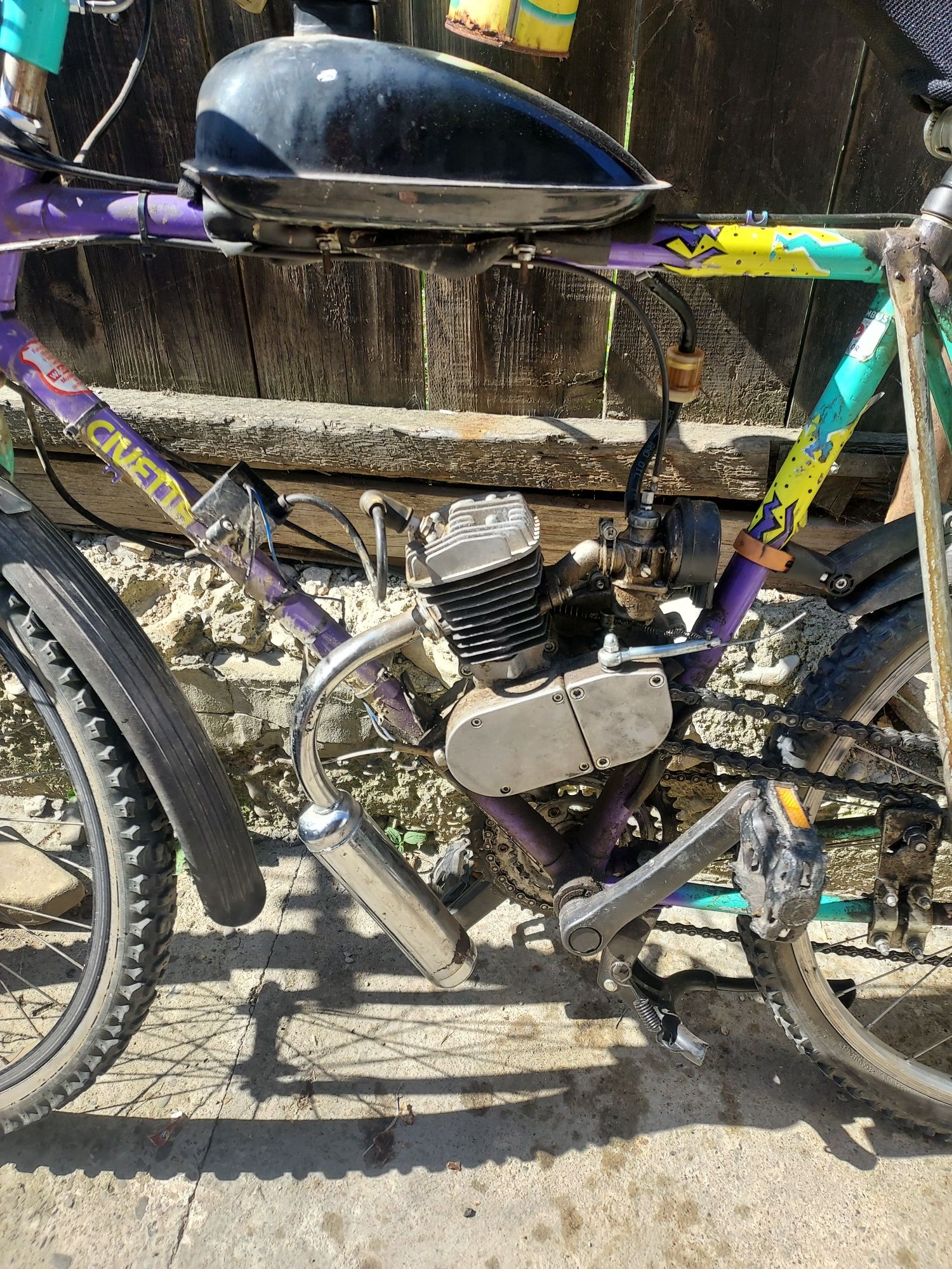 Vând bicicleta cu motor pe benzina