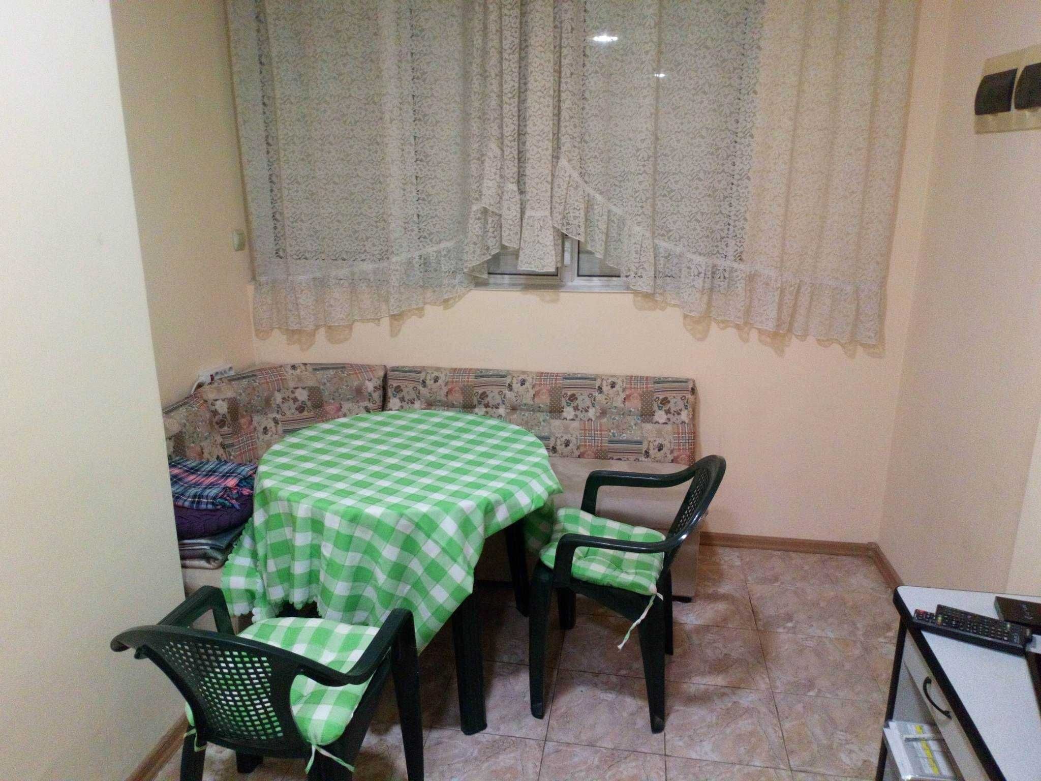 Едностаен на кръстовището на пазара