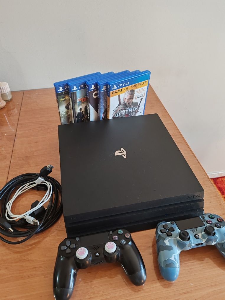 PS 4 PRO 1 TB + зарядна станция, два джойстика и игри