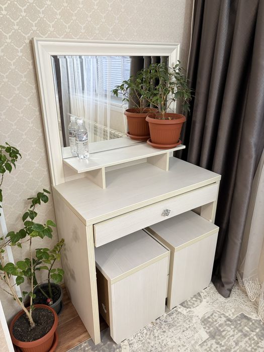 Туалетный столик с зеркалом