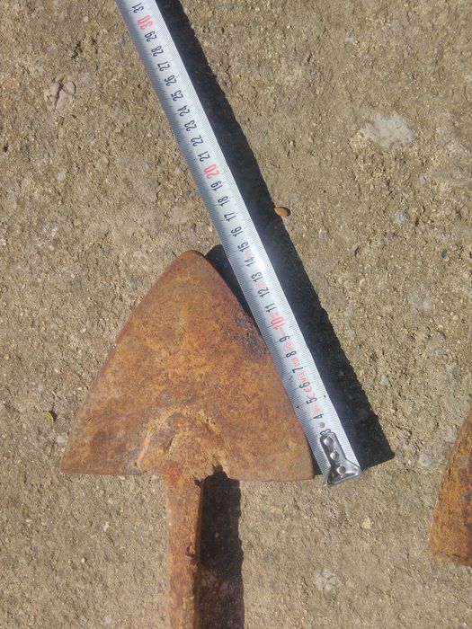 Продавам две антикварни стрелки за урала ковано желязо ръчни