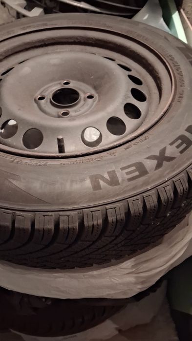 Roti de tabla de 15 inchi echipate cu cauciucuri de iarna  195/65/15