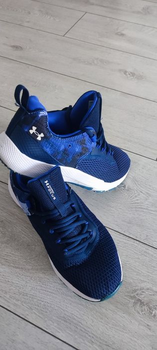 Vând adidași Under Armour