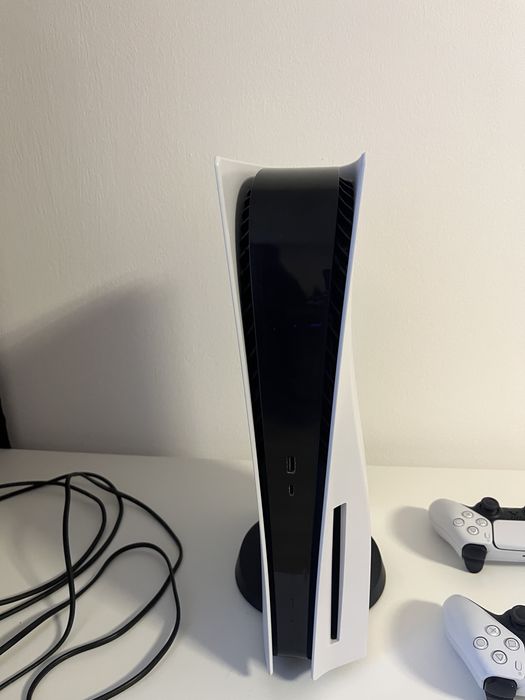 PS5 cu disc + 2 controllere originale + FIFA 23 & GTA 5 – impecabil