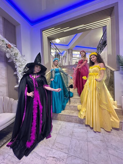 Dansatori profesionisti,ursitoare, hostesse sau animatori