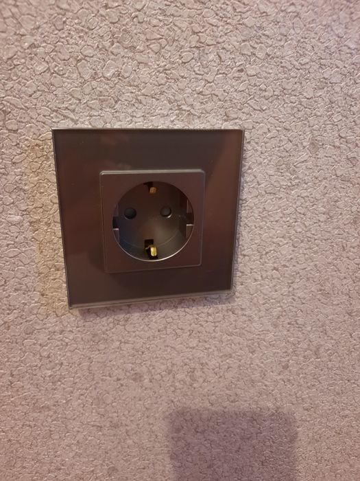 Розетки в хрустальной рамке новые продам