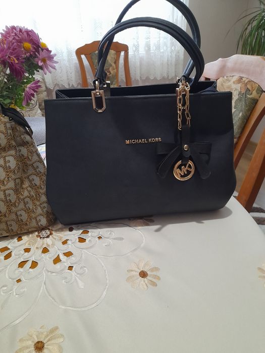 Продавам нови и използвани дамски чанти.