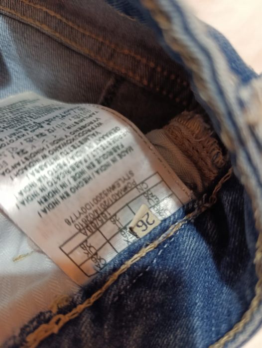 Vând 2 perechi blugi Guess