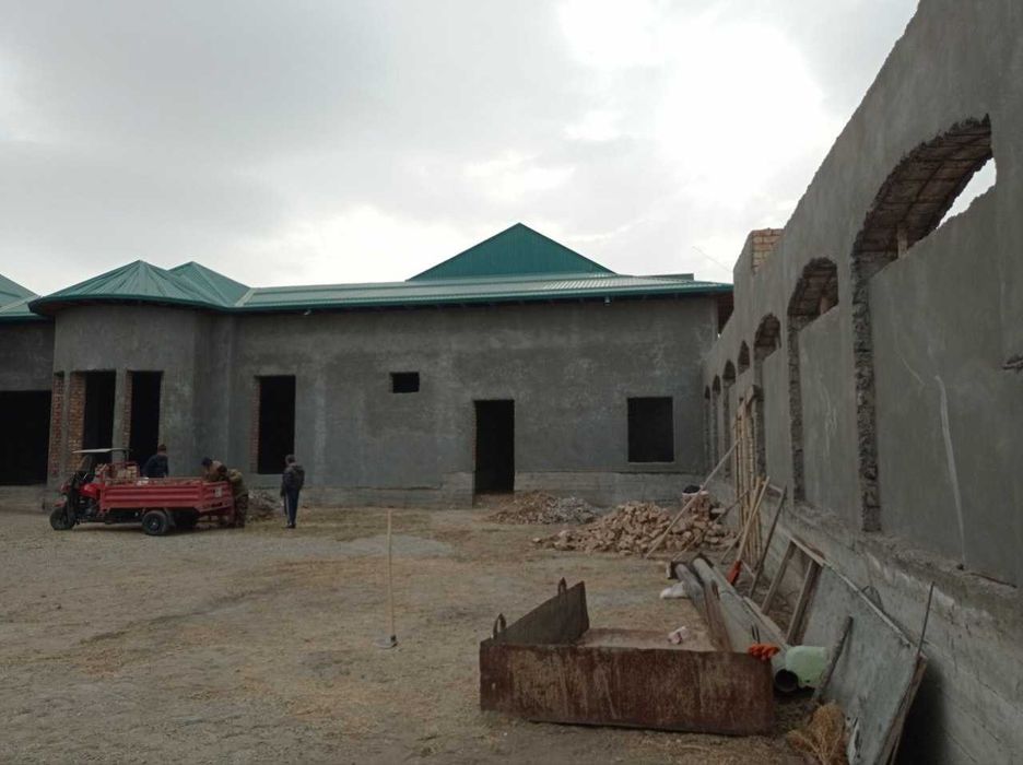 Жиззах шахрида жойлашган 6 сотокли ховли сотилади