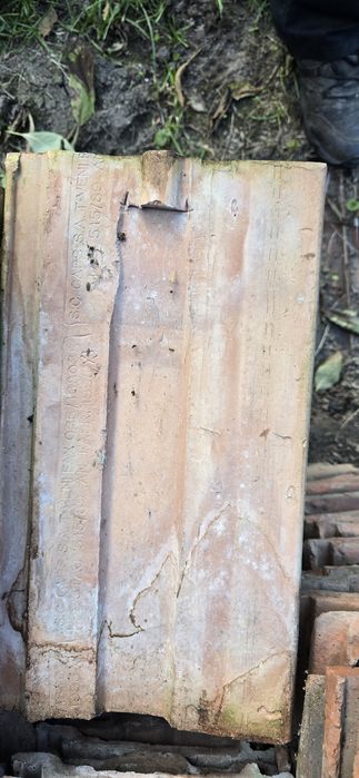 Vând țiglă (nu e nouă)