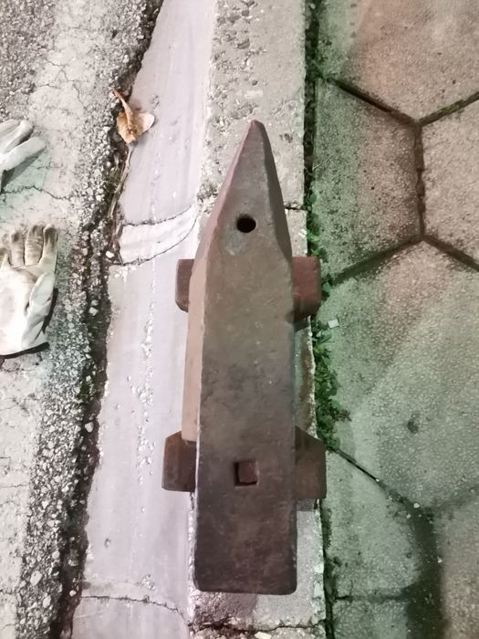 Средна наковалня 35кг.