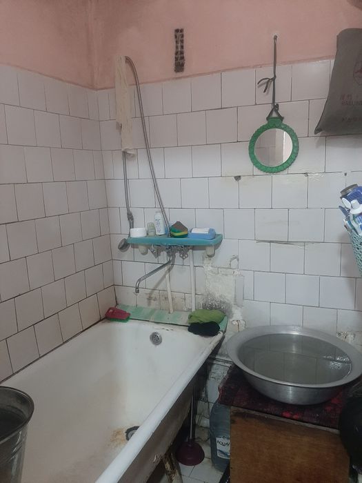 Продается 2 - комнатная квартира, Чирчик, Октябр, возле базара