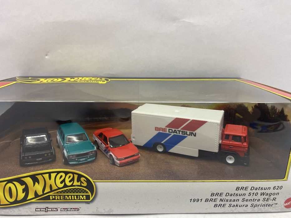 HOT WHEELS PREMIUM set 4 machete auto scara 1:64 Datsun Nissan dioramă