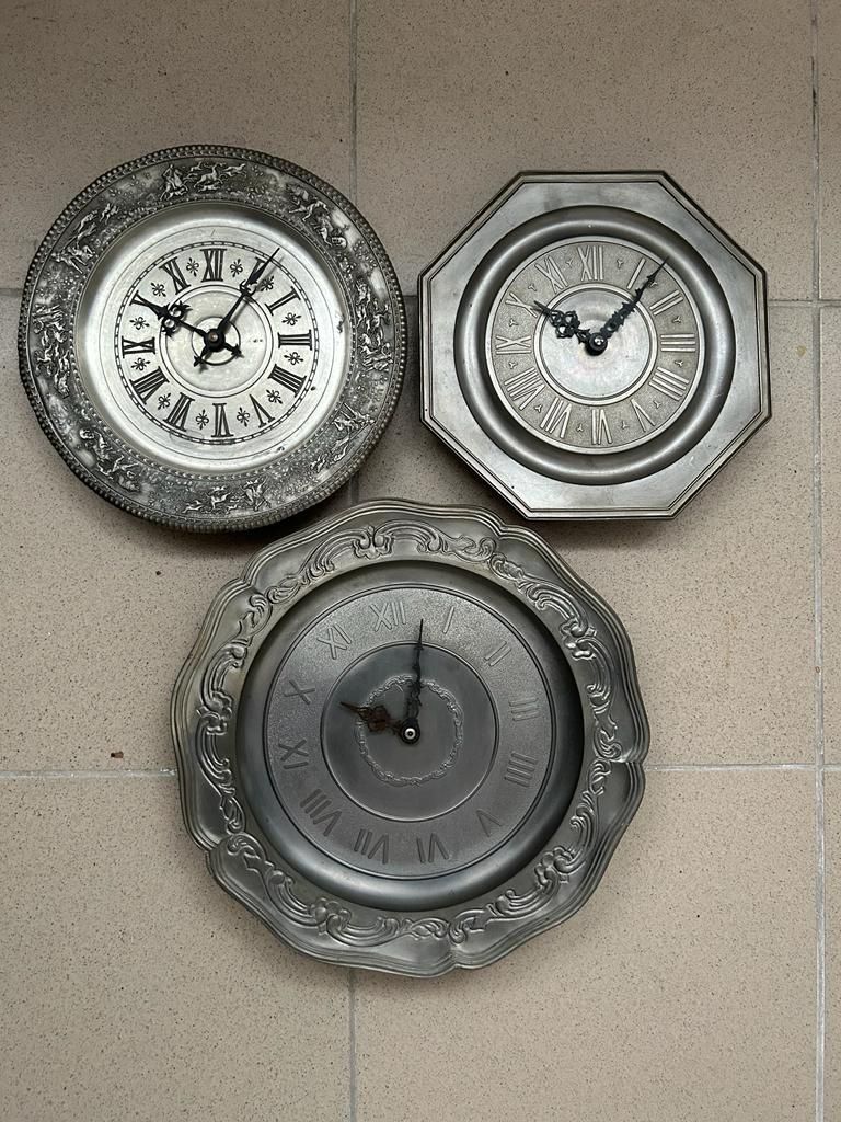 Trei ceasuri peretele metal forma farfurie