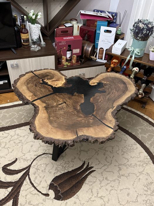 Măsuța de cafea din nuc, rasina epoxidica, interior/exterior