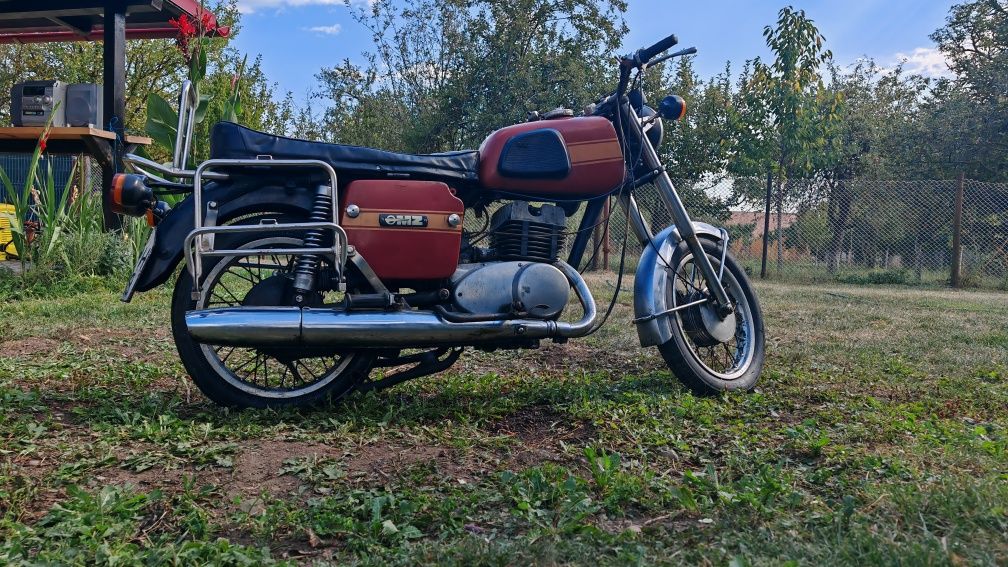 Motocicleta MZ 250 cu usoare modificari