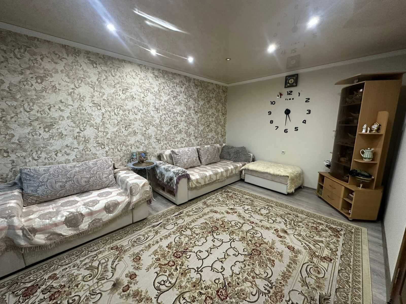 Раскладной диван, кресло и оттоманка.