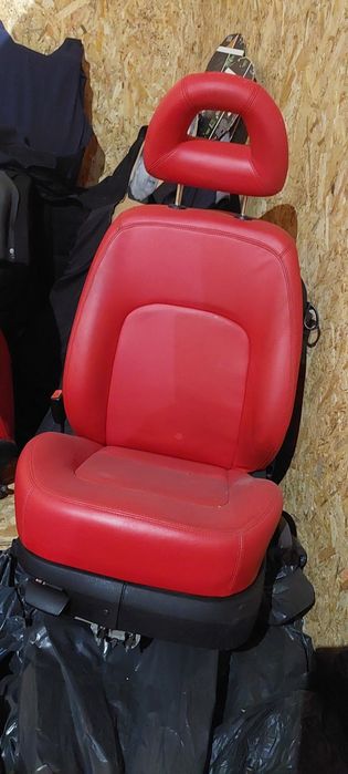 Продавам червен кожен салон за VW New beetle