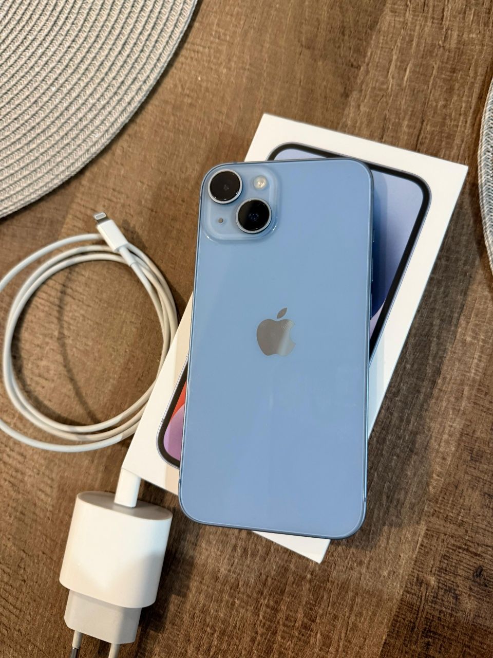 Vand  sau schimb cu aur iphone 14, 128 gb culoare blue și un samsung A