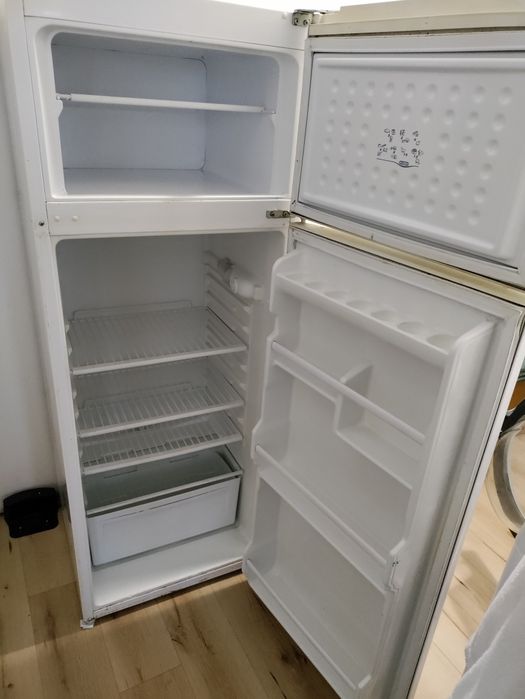 Хладилник с фризер Neo