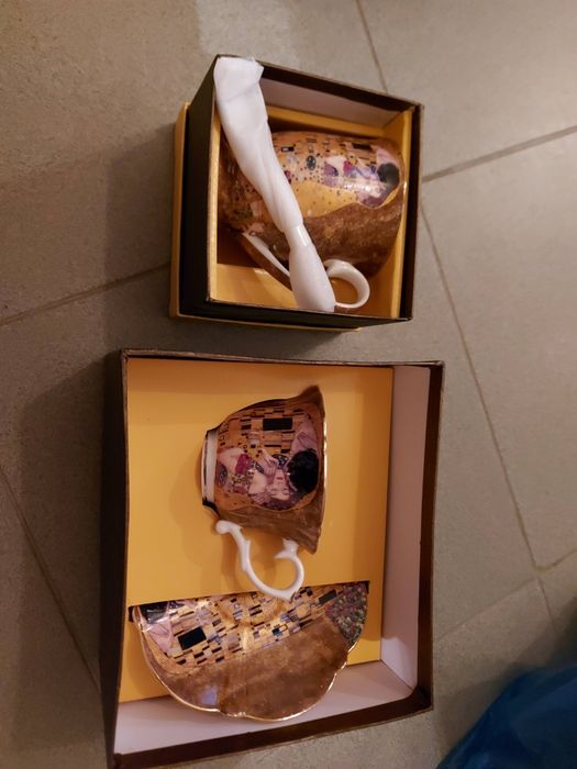 Нови чаши в кутия