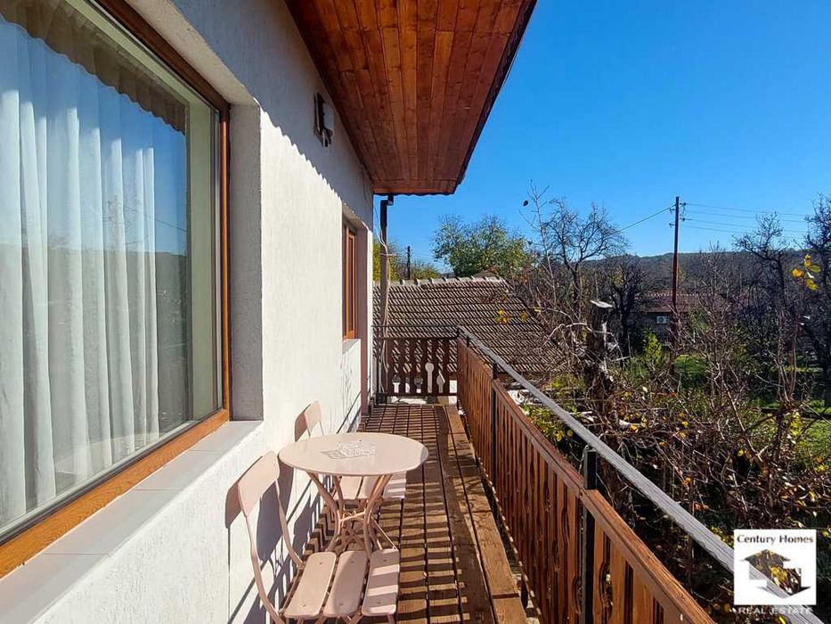 116249 Къща с 8 спални, механа и добре аранжиран двор в с. Емен