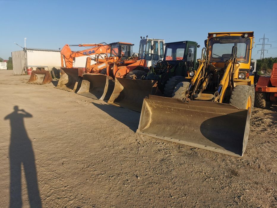 Inchiriez buldoexcavator (buldo excavator) cu picon si furci trakker