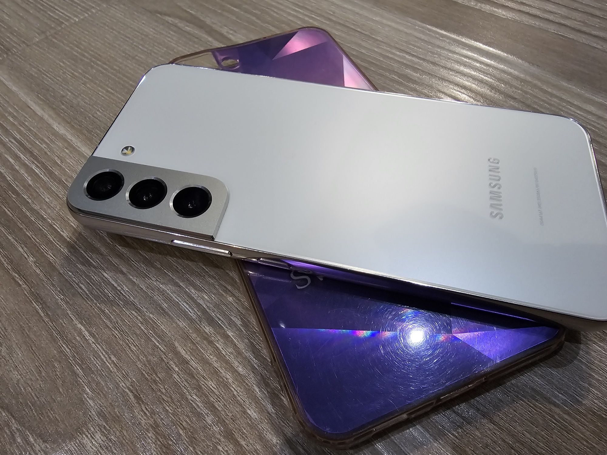 Продаётся в отличном состоянии Samsung Galaxy S22 Plus 8/256 White