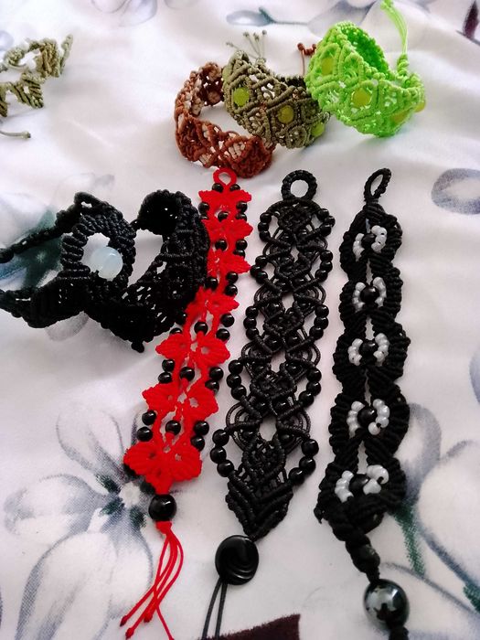 Гривни  изплетени с техника макраме 30 бр различни модели.