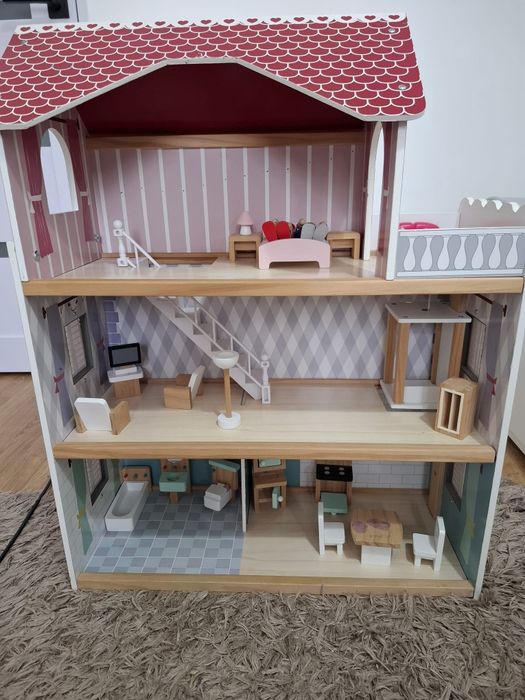 Casa papusi din lemn