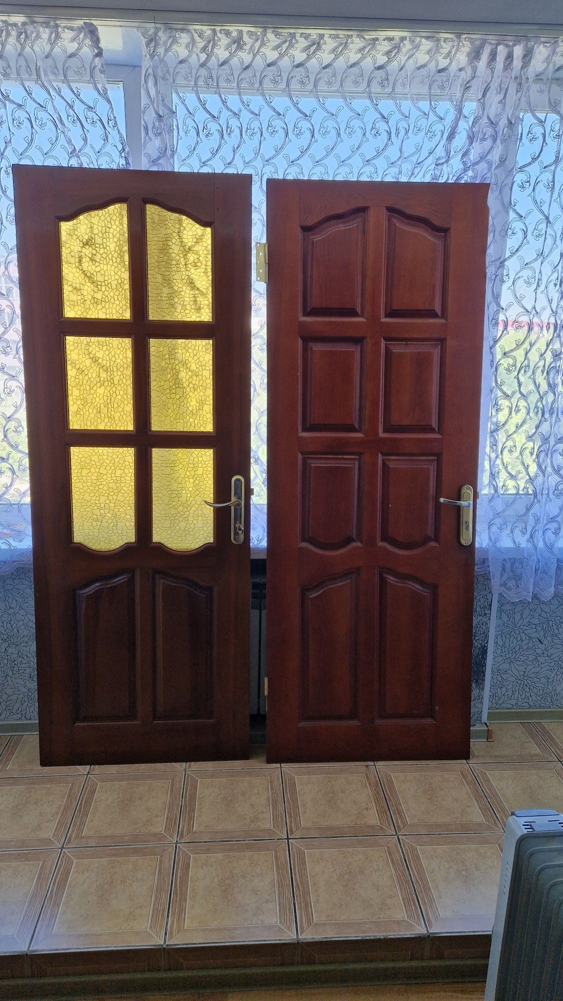 Входная двойная деревянная дверь.