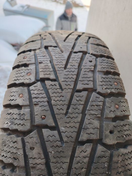 Резина б/у состояние хорошее шипы почти все на месте
