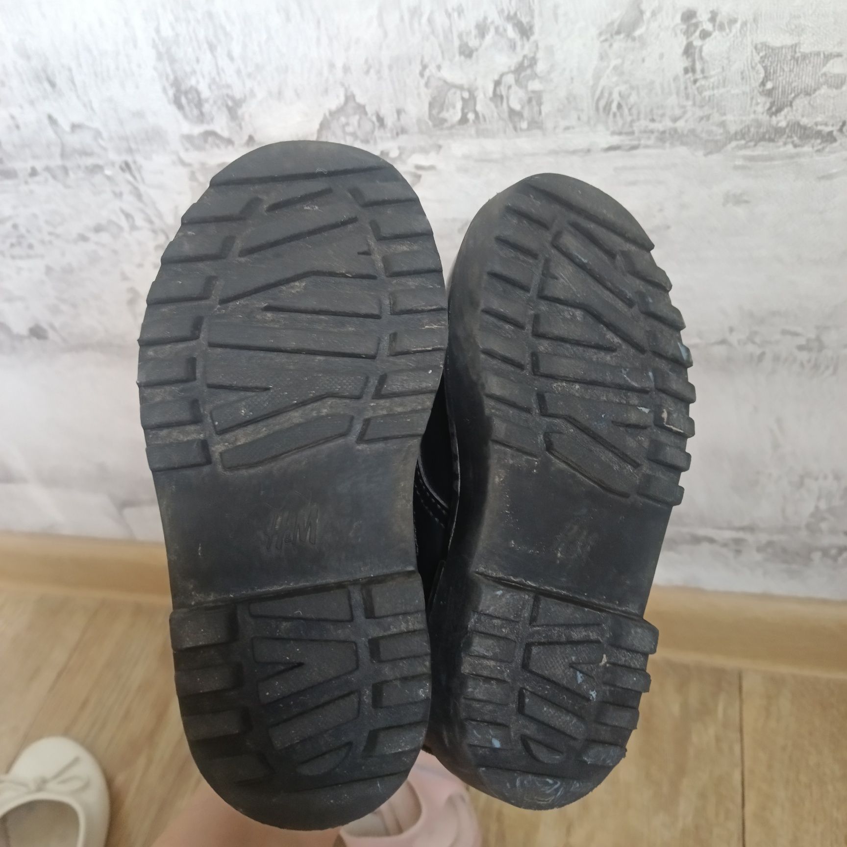Продам на девочку ботинки теплые H&M