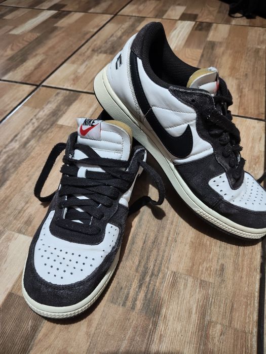 Adidași de vânzare