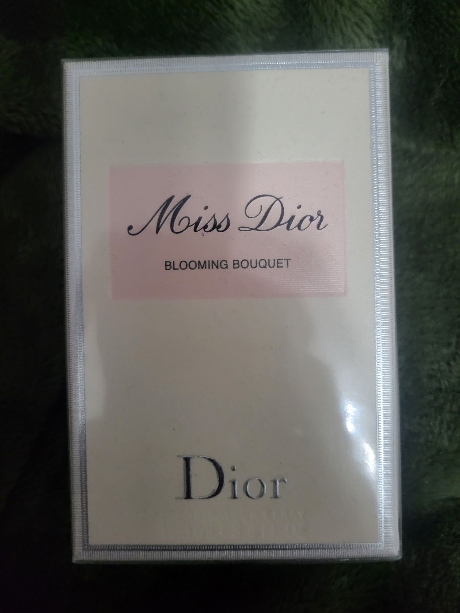 Vând parfum de lux Miss Dior de 100 ml.