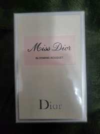 Vând parfum de lux Miss Dior de 100 ml.