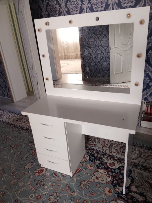 Продам стол с зеркалом