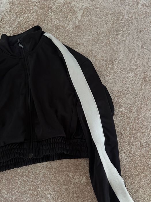 Черно късо горнище Bershka