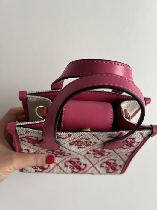 Малка дамска чанта Guess