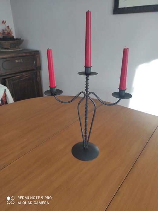 Черен метален свещник