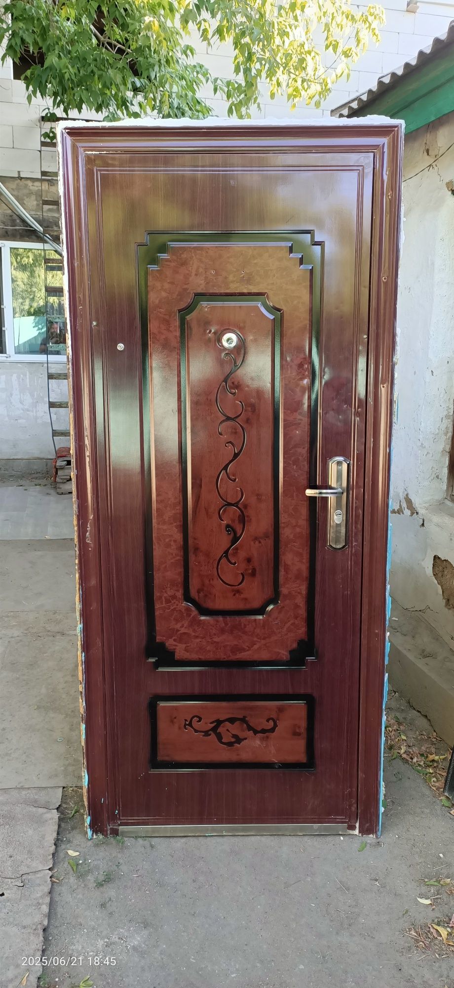 Продам металлическую дверь цены разные.